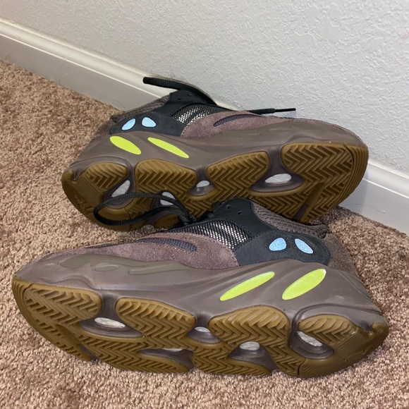 SOLD!! Yeezy Boost 700 - Picture 3 of 4
